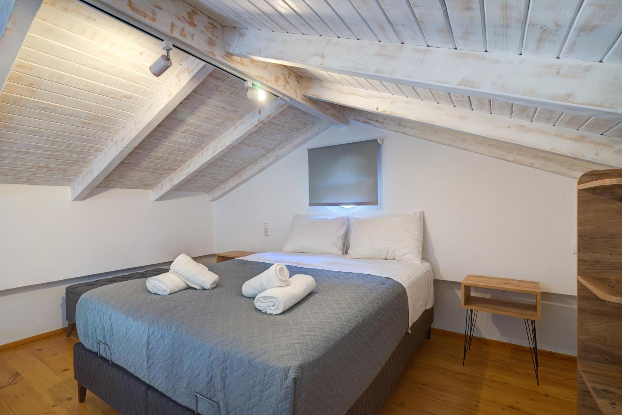 Molos Beachfront Apartments In Диакоптон Экстерьер фото