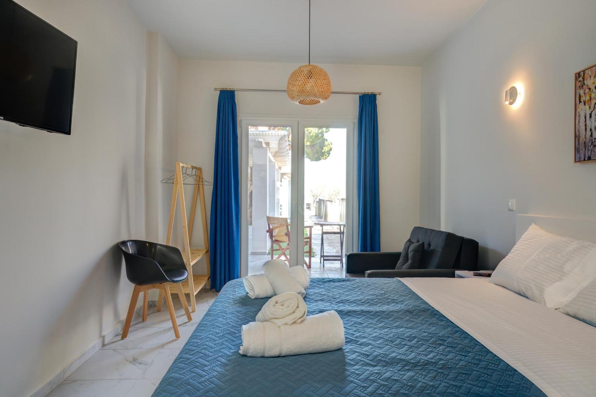 Molos Beachfront Apartments In Диакоптон Экстерьер фото