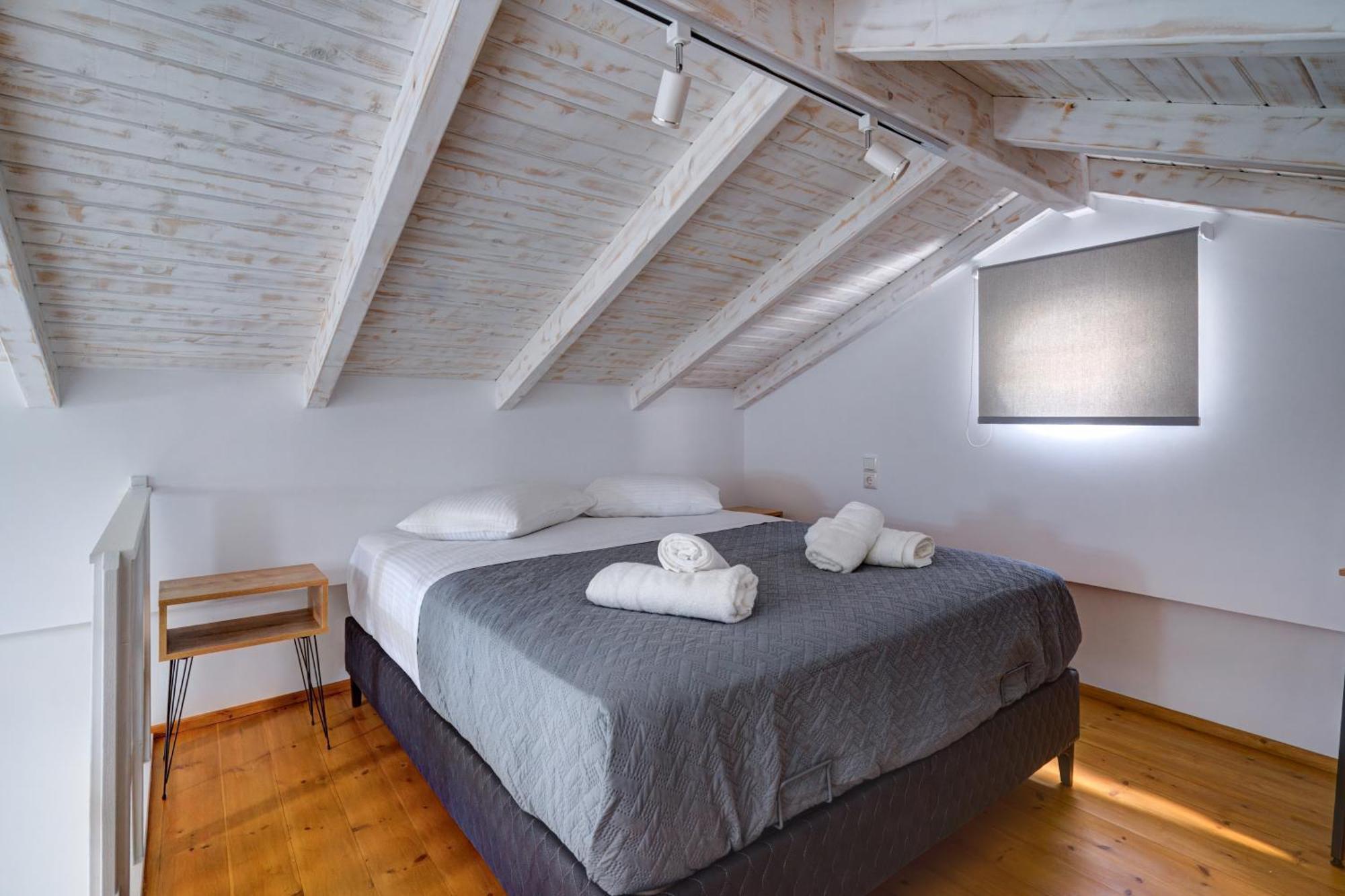 Molos Beachfront Apartments In Диакоптон Экстерьер фото